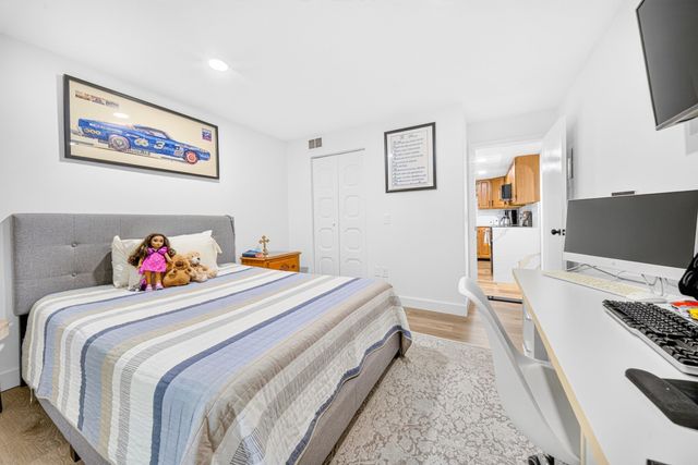 11 Shadowbrook Ln 22, Milford, MA 01757