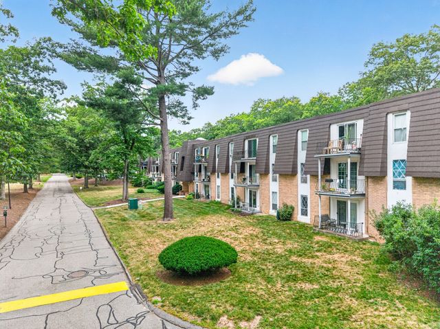 11 Shadowbrook Ln 22, Milford, MA 01757