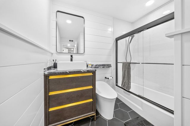 11 Shadowbrook Ln 22, Milford, MA 01757