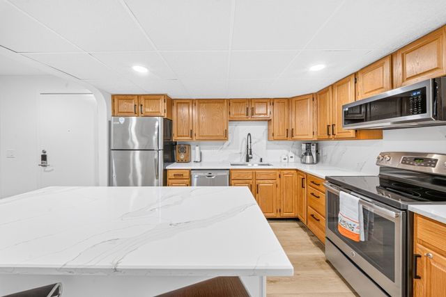 11 Shadowbrook Ln 22, Milford, MA 01757