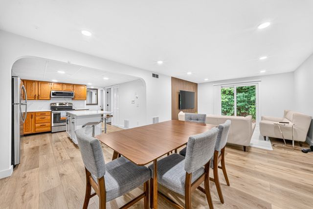 11 Shadowbrook Ln 22, Milford, MA 01757