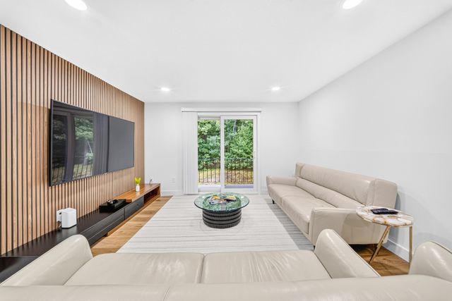 11 Shadowbrook Ln 22, Milford, MA 01757