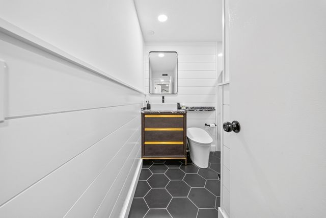 11 Shadowbrook Ln 22, Milford, MA 01757