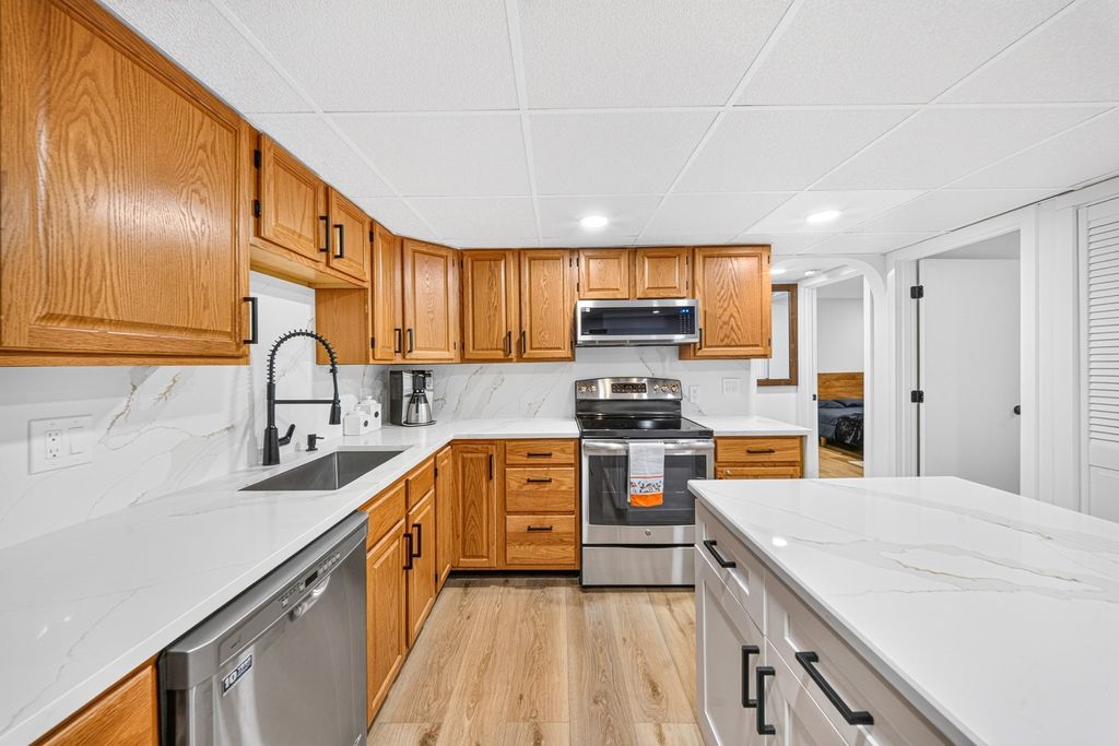11 Shadowbrook Ln 22, Milford, MA 01757