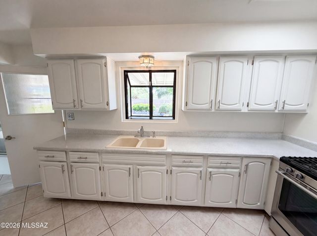 650 S Kenyon Drive, Tucson, AZ 85710