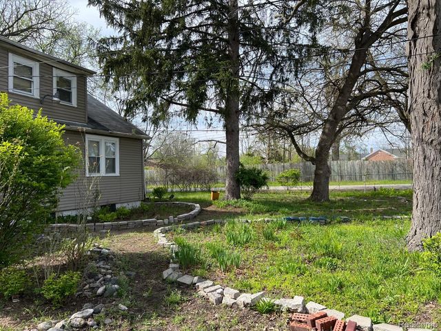 24067 SARGENT Avenue, Southfield, MI 48033