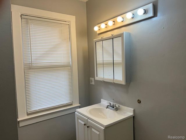 24067 SARGENT Avenue, Southfield, MI 48033