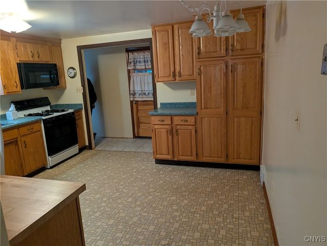 4873 Thornwood Drive, Salina, NY 13088