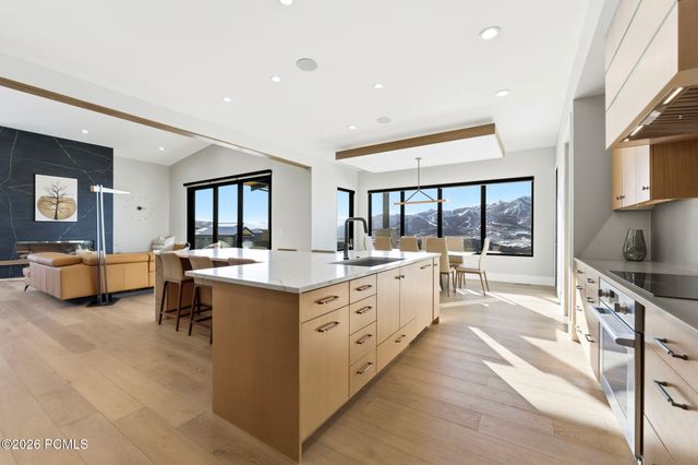 1105 E Longview Dr, Hideout, UT 84036