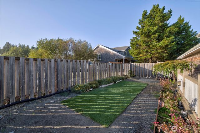 154 28th Street NW, Long Beach, WA 98631