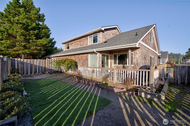 154 28th Street NW, Long Beach, WA 98631