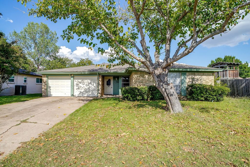 232 Linda Drive, Burleson, TX 76028