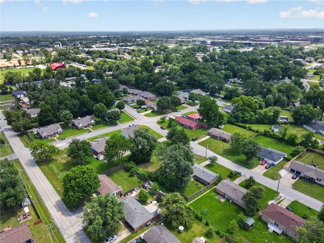 1208 SE D Street, Bentonville, AR 72712