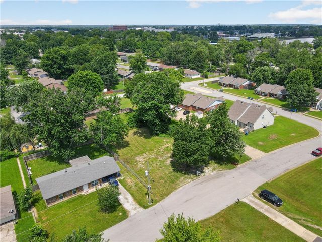 1208 SE D Street, Bentonville, AR 72712