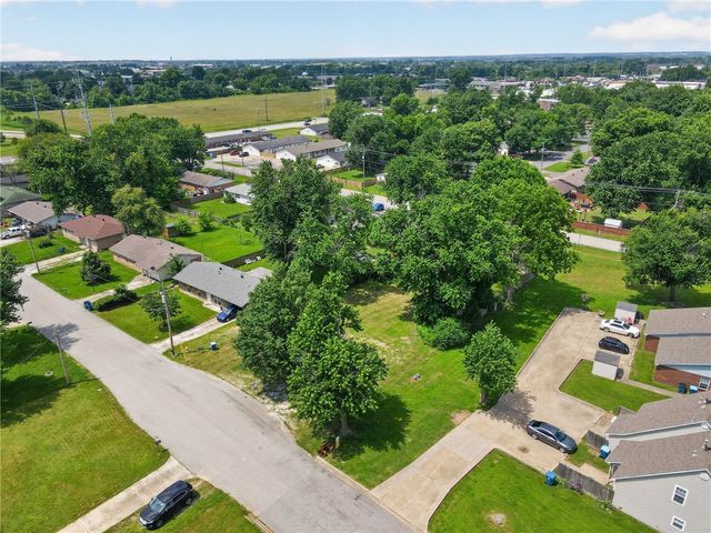 1208 SE D Street, Bentonville, AR 72712