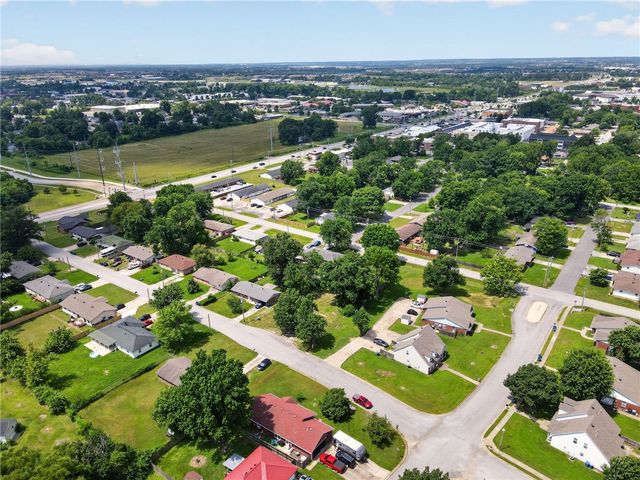 1208 SE D Street, Bentonville, AR 72712
