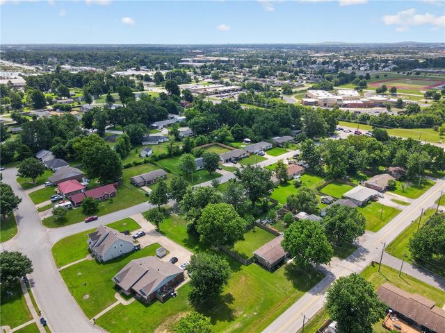 1208 SE D Street, Bentonville, AR 72712