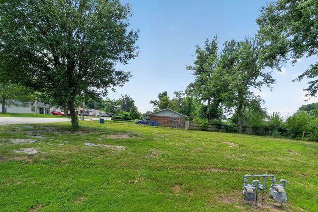 1208 SE D Street, Bentonville, AR 72712