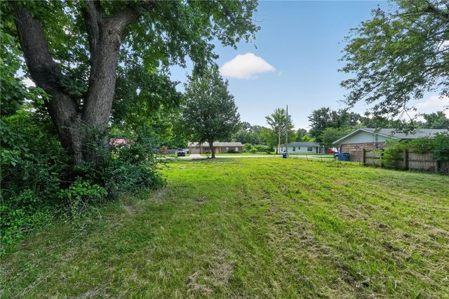 1208 SE D Street, Bentonville, AR 72712