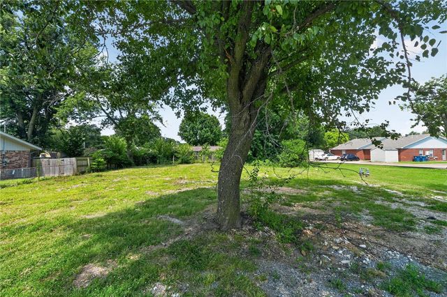 1208 SE D Street, Bentonville, AR 72712