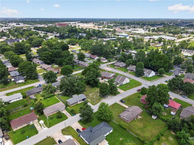 1208 SE D Street, Bentonville, AR 72712