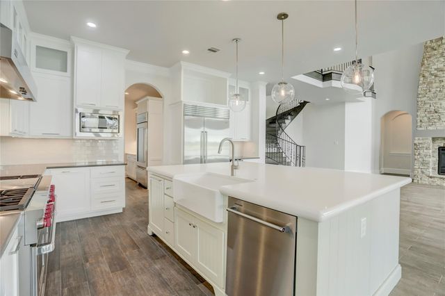 2215 Pleasant Hill Drive, Friendswood, TX 77546