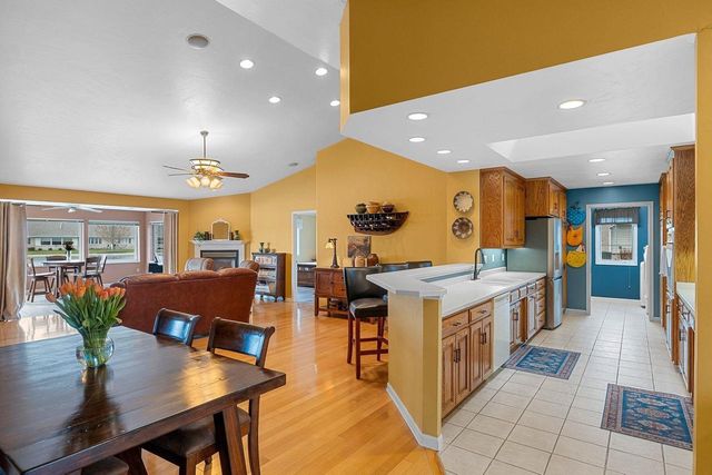 1692 TWIN LAKES CIRCLE, Green Bay, WI 54311