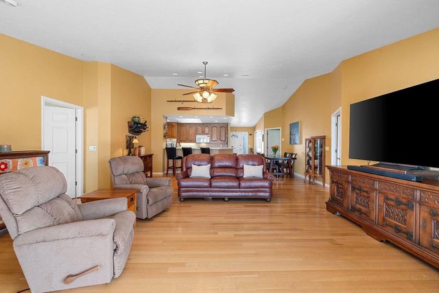 1692 TWIN LAKES CIRCLE, Green Bay, WI 54311