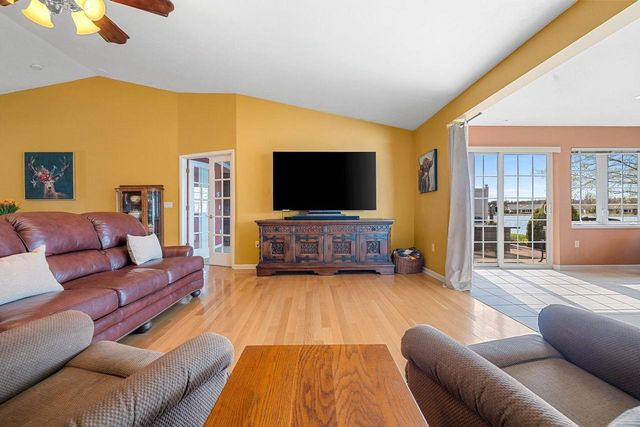 1692 TWIN LAKES CIRCLE, Green Bay, WI 54311