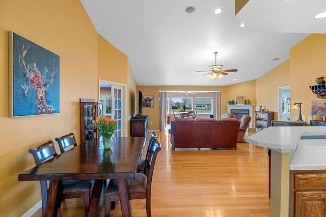 1692 TWIN LAKES CIRCLE, Green Bay, WI 54311