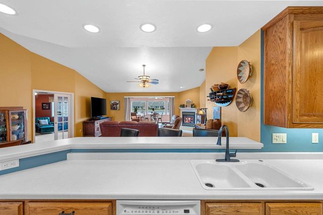 1692 TWIN LAKES CIRCLE, Green Bay, WI 54311