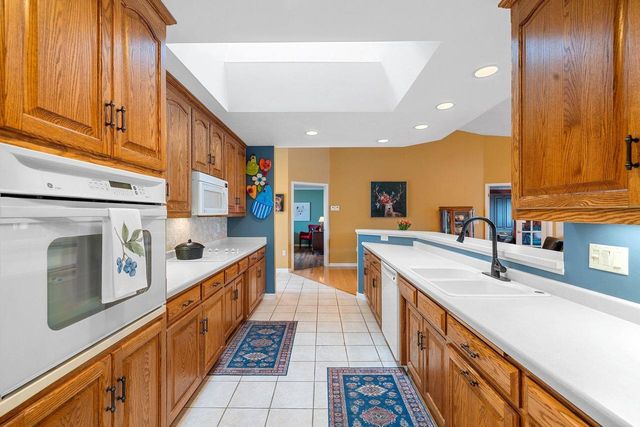 1692 TWIN LAKES CIRCLE, Green Bay, WI 54311