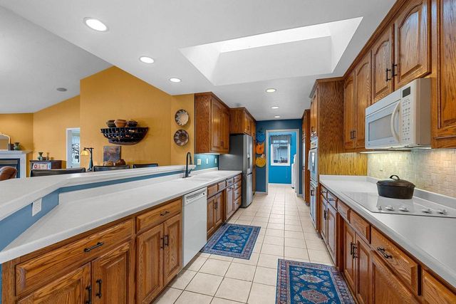 1692 TWIN LAKES CIRCLE, Green Bay, WI 54311