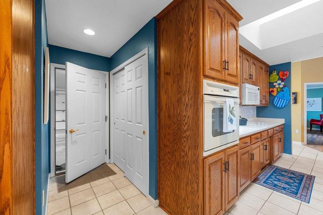 1692 TWIN LAKES CIRCLE, Green Bay, WI 54311