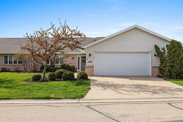 1692 TWIN LAKES CIRCLE, Green Bay, WI 54311