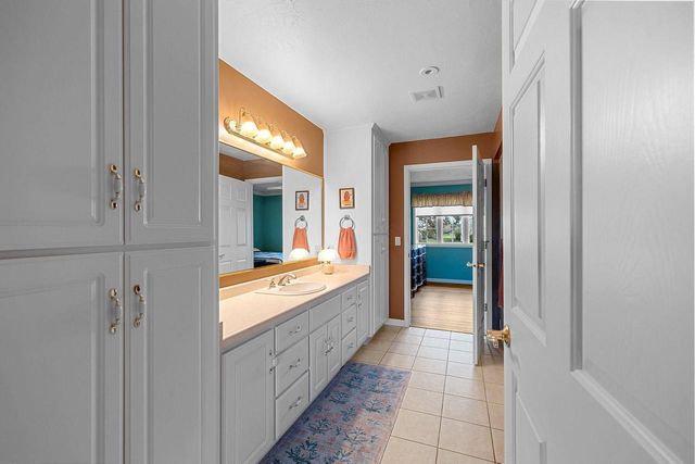 1692 TWIN LAKES CIRCLE, Green Bay, WI 54311
