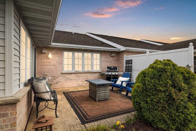 1692 TWIN LAKES CIRCLE, Green Bay, WI 54311