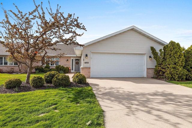 1692 TWIN LAKES CIRCLE, Green Bay, WI 54311