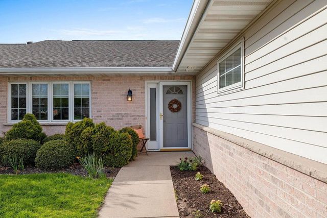 1692 TWIN LAKES CIRCLE, Green Bay, WI 54311