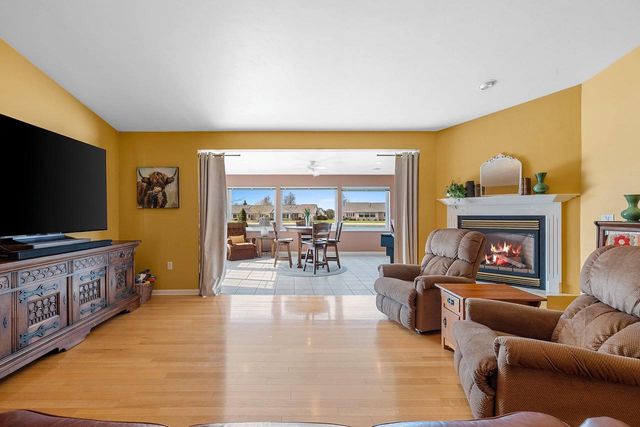 1692 TWIN LAKES CIRCLE, Green Bay, WI 54311