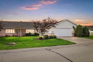 1692 TWIN LAKES CIRCLE, Green Bay, WI 54311