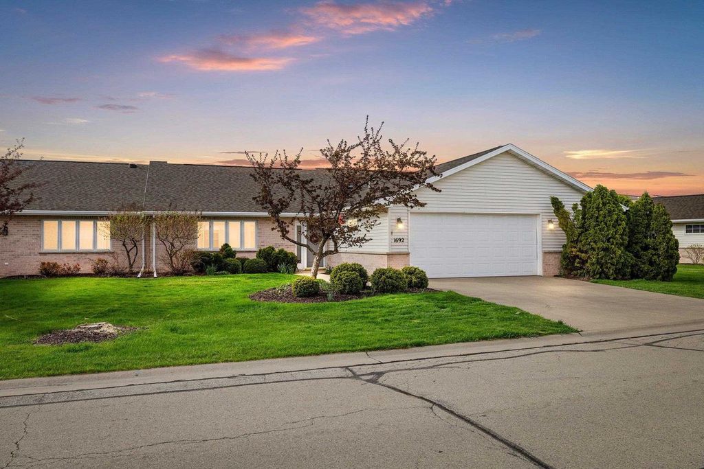 1692 TWIN LAKES CIRCLE, Green Bay, WI 54311