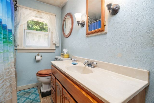 148 Pond St, Leominster, MA 01453