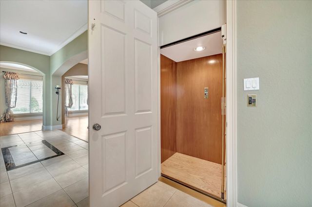 604 Harborside Way, Kemah, TX 77565