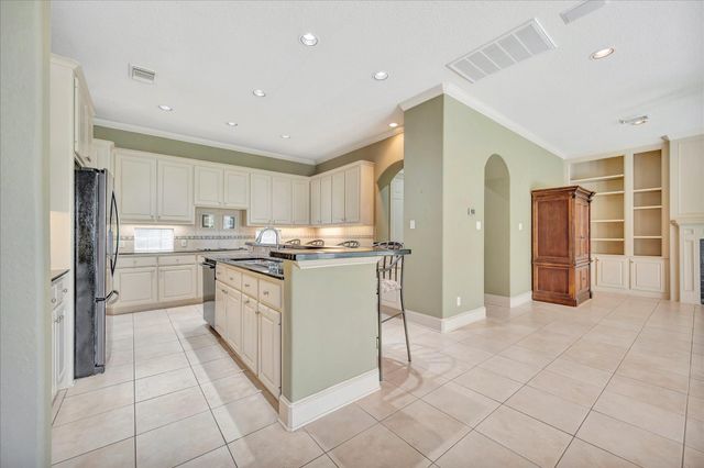 604 Harborside Way, Kemah, TX 77565