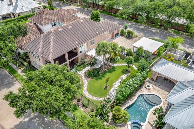 604 Harborside Way, Kemah, TX 77565