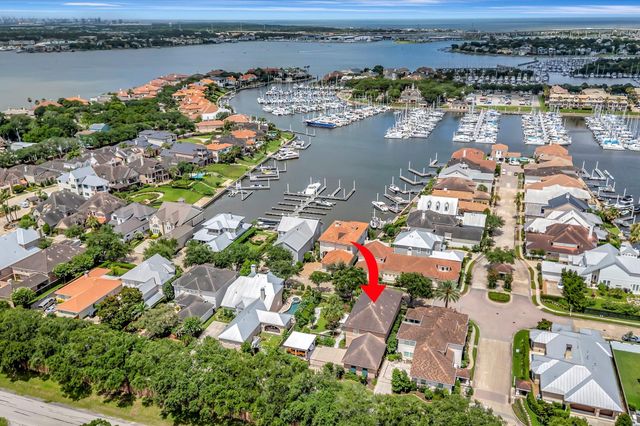 604 Harborside Way, Kemah, TX 77565
