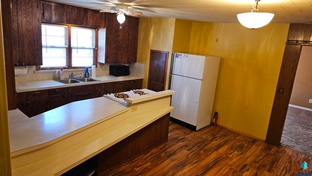 2421 S West Ave Avenue, Sioux Falls, SD 57105