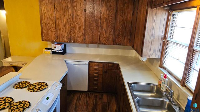 2421 S West Ave Avenue, Sioux Falls, SD 57105