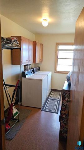 2421 S West Ave Avenue, Sioux Falls, SD 57105